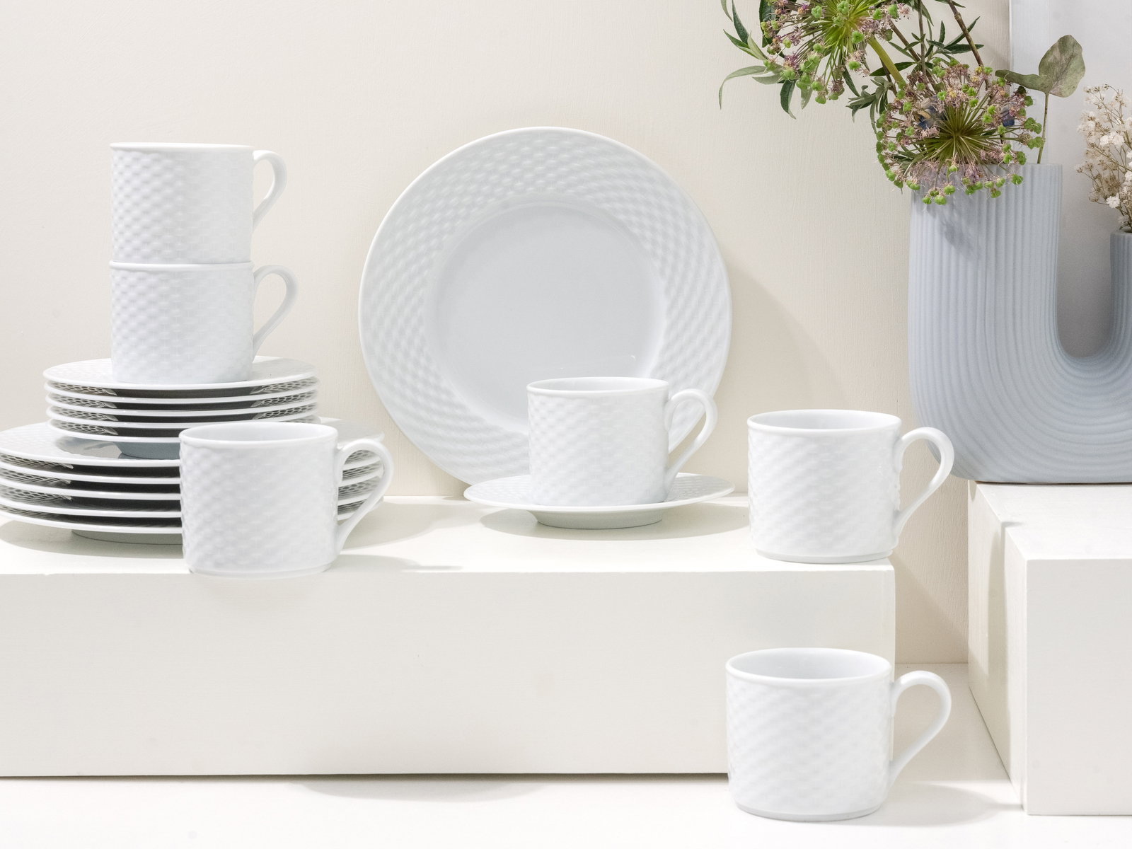 Kaffeeservice 18-tlg mit Tassen und Tellern in elegantem, weißem Design, seitliche Perspektive