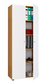 Hoher schmaler Mehrzweckschrank mit Holzdekor-Korpus und weißen Türen, eine Tür geöffnet mit sichtbaren Regalböden und Inhalt (Ordner, Schuhe, Gummistiefel), perspektivische Frontansicht leicht von rechts
