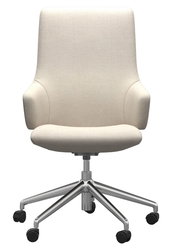 Beiger Home Office Sessel mit hoher Rückenlehne und Armlehnen, auf einem verchromten Drehfuß mit Rollen, Frontalansicht.