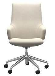 Beiger Home Office Sessel mit hoher Rückenlehne und Armlehnen, auf einem verchromten Drehfuß mit Rollen, Frontalansicht.