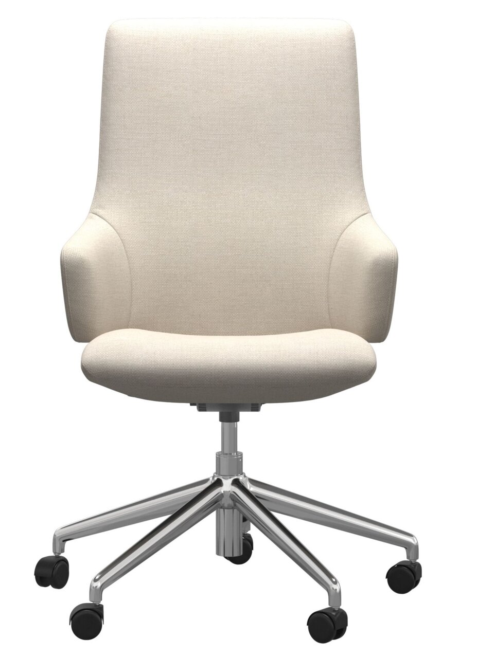 Beige thuiskantoorstoel met hoge rugleuning en armleuningen, op een verchroomd draaipootonderstel met wieltjes, vooraanzicht.