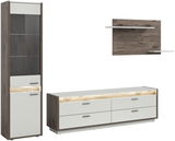 Wohnkombination bestehend aus einem hohen Schrank mit Glastür, einem niedrigen Sideboard und einem Wandregal, in moderner Holzoptik mit weißen Fronten, aus frontaler Perspektive.