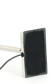 Nahaufnahme des Lampenfußes KOTA in Nickel mit rechteckiger Basis und Kabelanschluss.