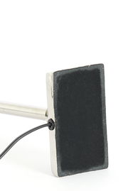 Nahaufnahme des Lampenfußes KOTA in Nickel mit rechteckiger Basis und Kabelanschluss.