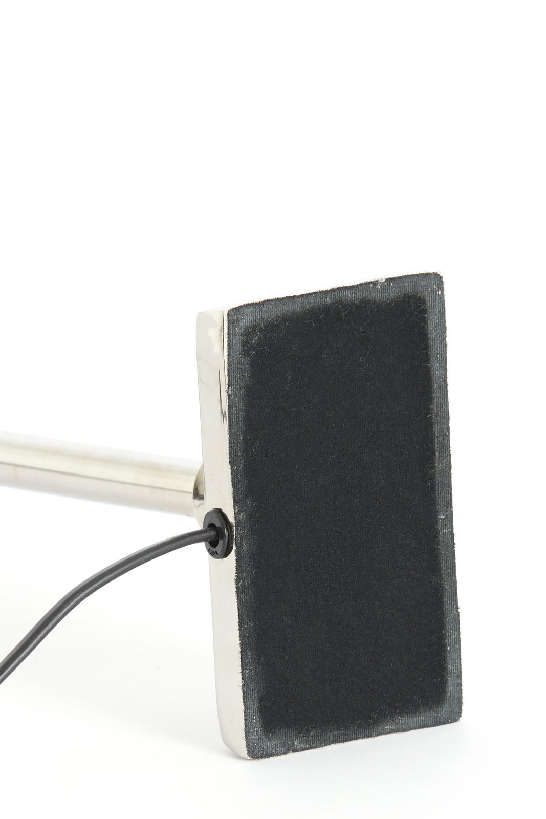 Nahaufnahme des Lampenfußes KOTA in Nickel mit rechteckiger Basis und Kabelanschluss.