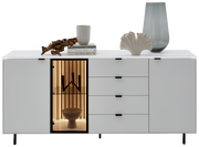 Modernes weißes Sideboard mit vier Schubladen und zwei Türen, eine davon mit Glas und Beleuchtung. Dekoriert mit Büchern, einer Tasse, einer Vase und einer Skulptur. Frontale Perspektive.