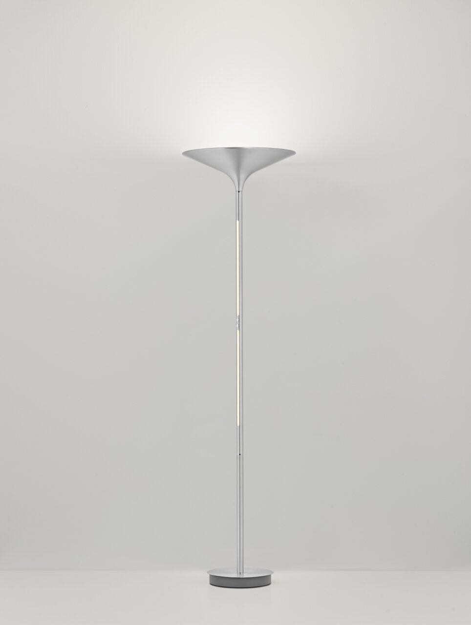 Moderne LED-Stehleuchte in silberner Farbe, frontal abgebildet, mit rundem Sockel und trichterförmigem Lampenschirm.
