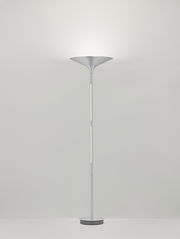 Moderne LED-Stehleuchte in silberner Farbe, frontal abgebildet, mit rundem Sockel und trichterförmigem Lampenschirm.