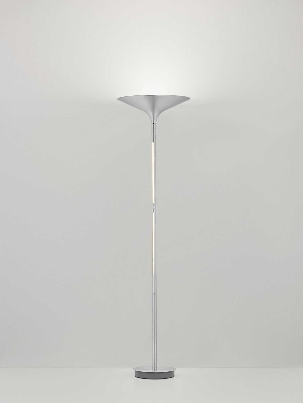 Moderne LED-Stehleuchte in silberner Farbe, frontal abgebildet, mit rundem Sockel und trichterförmigem Lampenschirm.