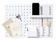 Memoboard mit Utensilien, frontal abgebildet, mit Haken, Schlüssel, Notizbuch, Stift und Dekoration.