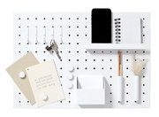 Memoboard mit Utensilien, frontal abgebildet, mit Haken, Schlüssel, Notizbuch, Stift und Dekoration.