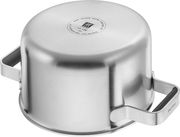 Topf aus Edelstahl von unten mit sichtbarem Bodenstempel und Griffen, Perspektive von unten