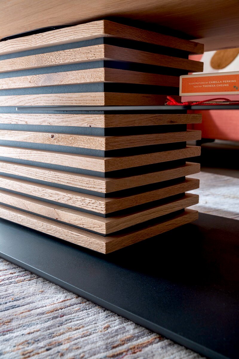Detailfoto van een salontafel met gestapelde houten en metalen elementen in een moderne stijl.