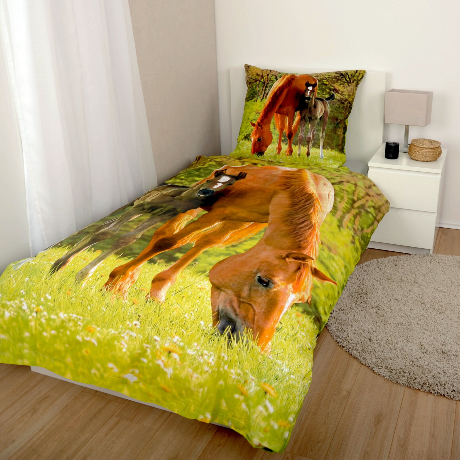 Renforcé-Bettwäsche mit Pferdemotiv, seitliche Perspektive auf ein Einzelbett in einem hellen Raum.