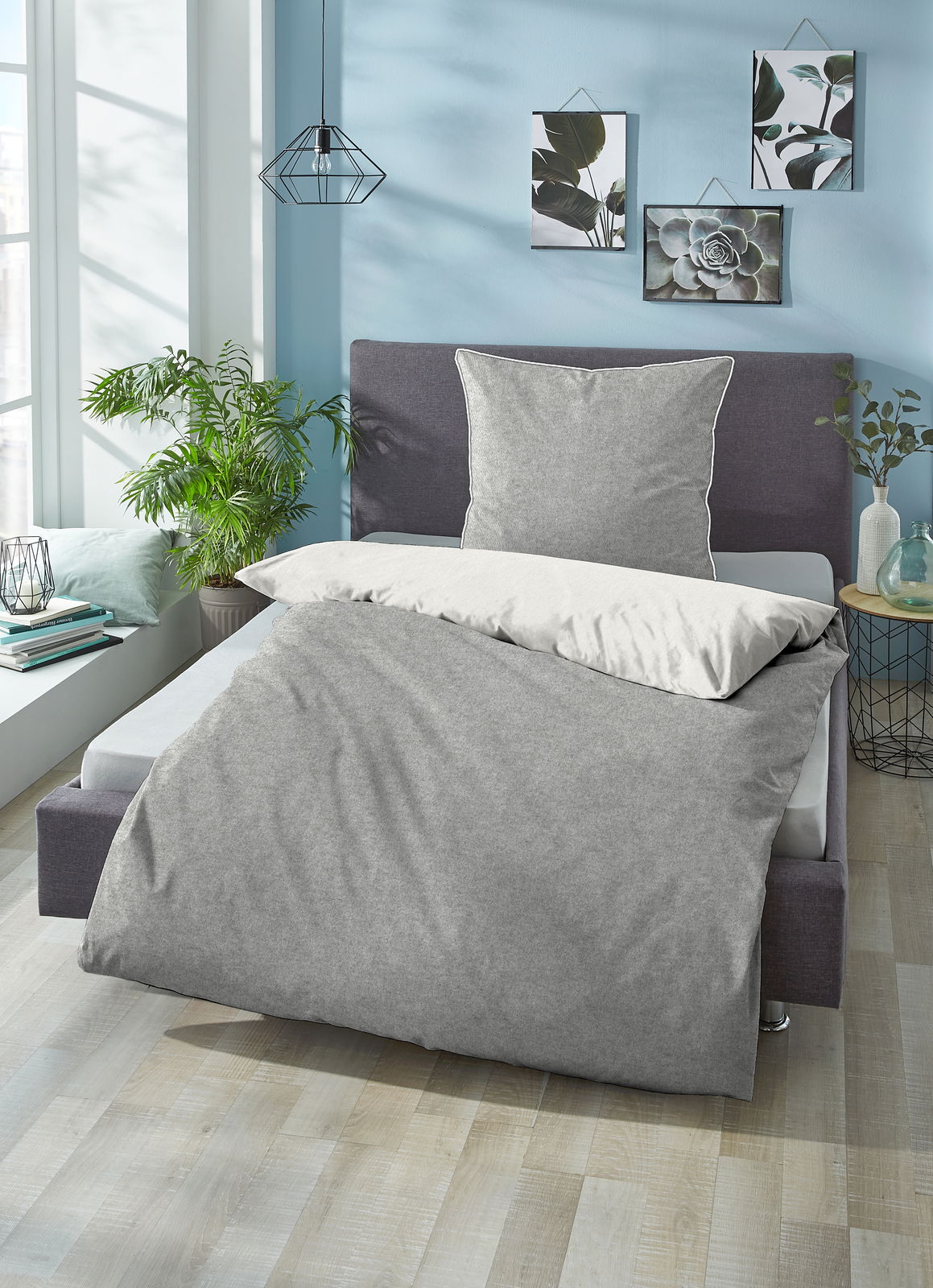 Biberna Biber-Bettwäsche Graue Melange-Flanell-Bettwäsche auf einem modernen Bett in einem hellen Raum mit Pflanzen und Wanddekorationen, Vorderansicht