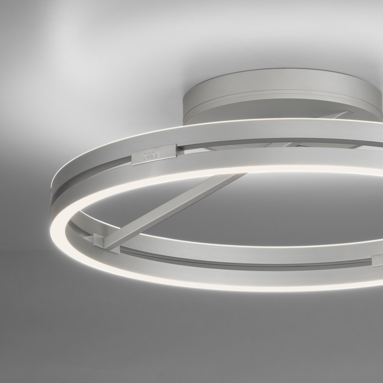 Moderne Deckenleuchte PURE Loop in silberner Optik, seitliche Perspektive