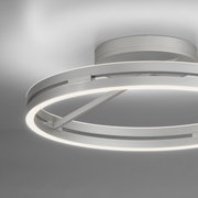 Moderne Deckenleuchte PURE Loop in silberner Optik, seitliche Perspektive