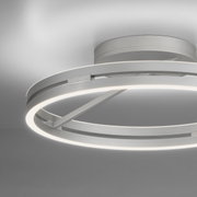 Moderne Deckenleuchte PURE Loop in silberner Optik, seitliche Perspektive