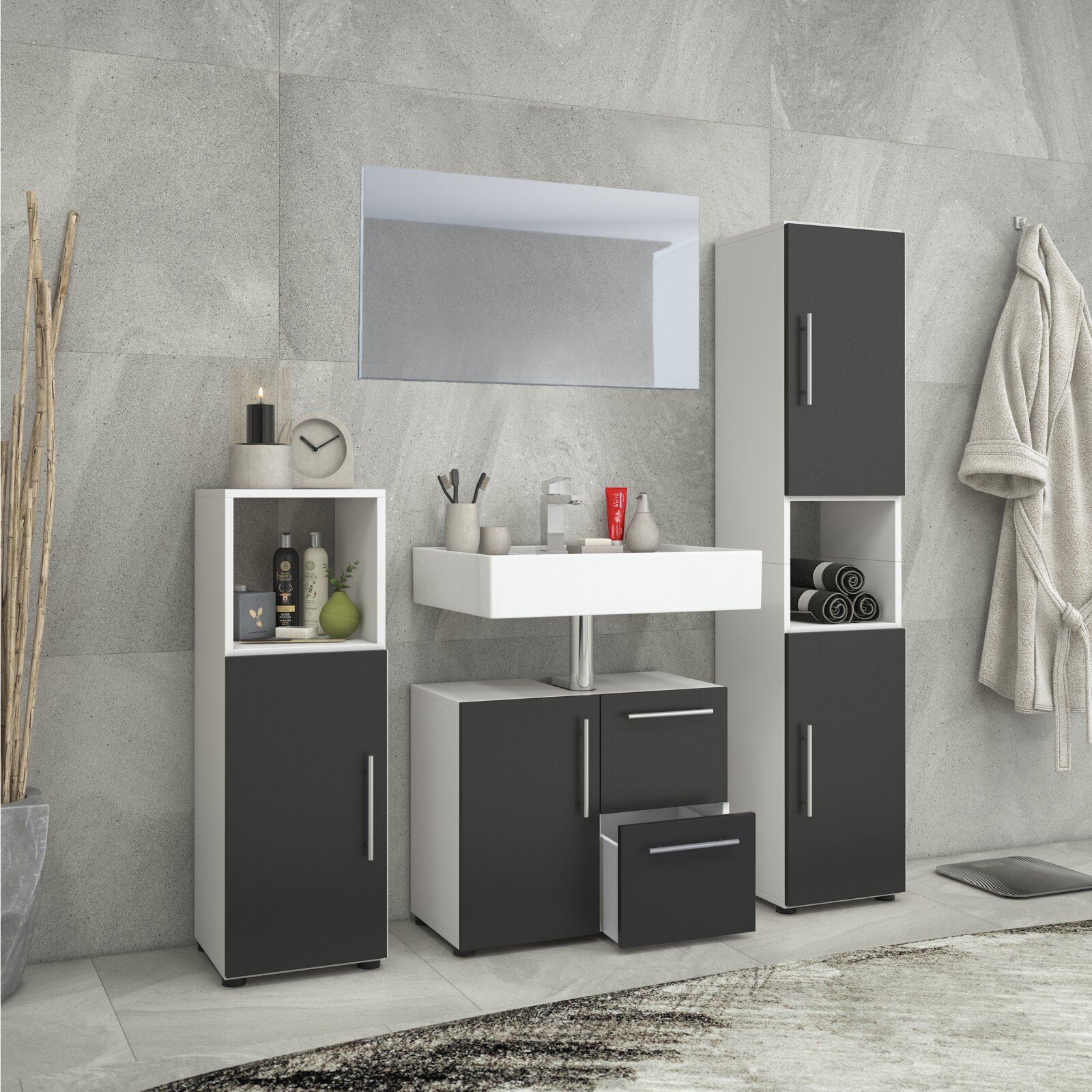 VCM 4-tlg. Badset FLANDU Modernes Badezimmermöbel-Set in Weiß und Anthrazit mit Waschbecken-Unterschrank, Spiegel, Hochschrank und Seitenschrank vor grauer Betonoptik-Wand, frontal aus leichter Schrägperspektive aufgenommen