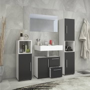 Modernes Badezimmermöbel-Set in Weiß und Anthrazit mit Waschbecken-Unterschrank, Spiegel, Hochschrank und Seitenschrank vor grauer Betonoptik-Wand, frontal aus leichter Schrägperspektive aufgenommen