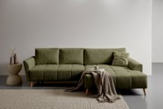 Olivgrünes Sofa mit rechter Recamiere/Chaiselongue und Holzfüßen in minimalistischer Wohnszene, Frontansicht auf Augenhöhe.