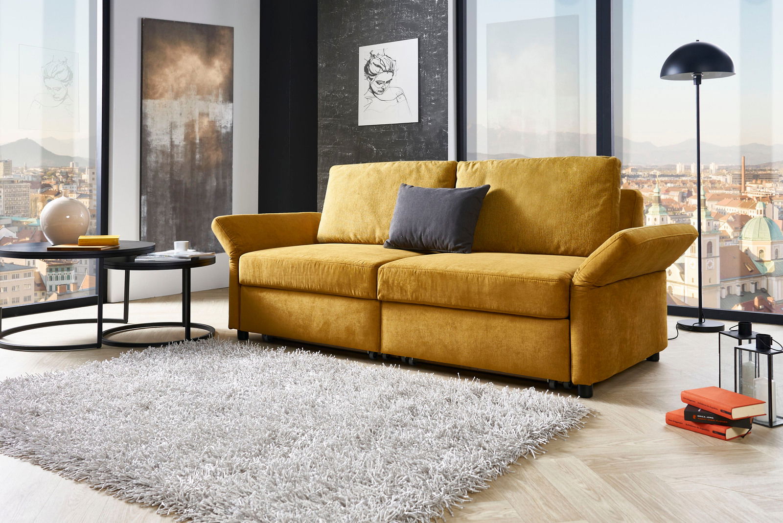 Gelbes Funktionssofa in modernem Wohnzimmer mit Stadtblick, seitliche Perspektive