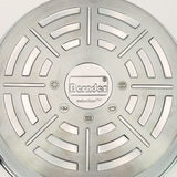 Blick von unten auf den Boden eines Topfes mit dem Logo 'Berndes' und Symbolen für Induktion.