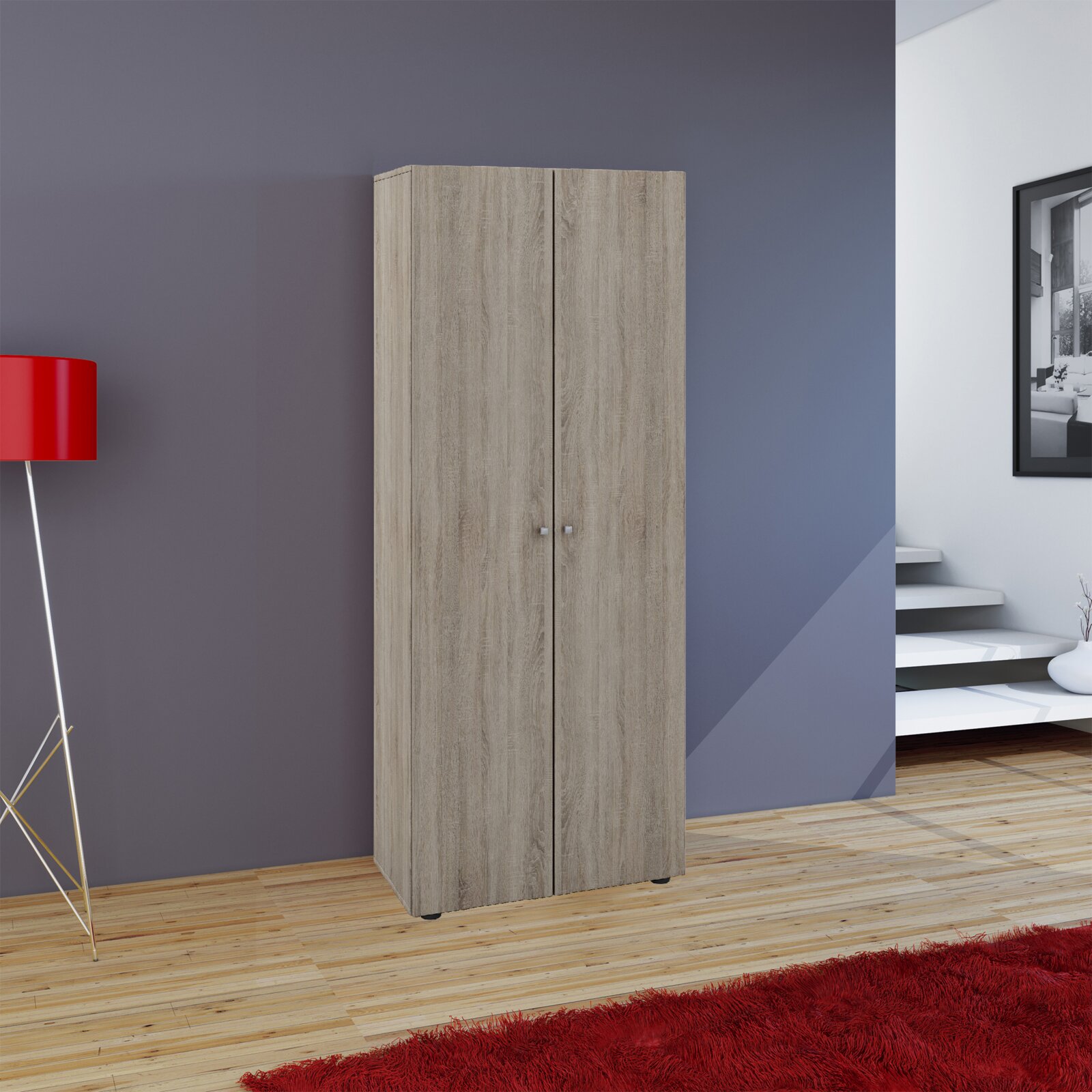 Zweitüriger Kleiderschrank in heller Holzoptik mit zwei kleinen Griffen, freistehend im Wohnraum, frontal aus leicht schräger Perspektive fotografiert