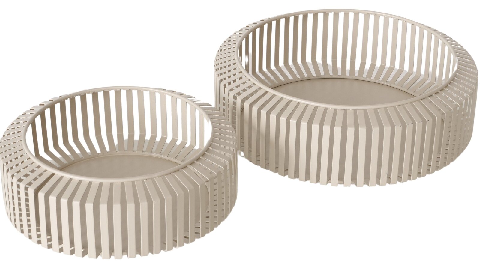 Zwei runde, beige Schalen aus Metall mit einem modernen, offenen Design. Die Schalen sind ineinander gestapelt und aus einer leicht erhöhten Perspektive fotografiert.