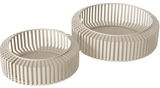 Zwei runde, beige Schalen aus Metall mit einem modernen, offenen Design. Die Schalen sind ineinander gestapelt und aus einer leicht erhöhten Perspektive fotografiert.