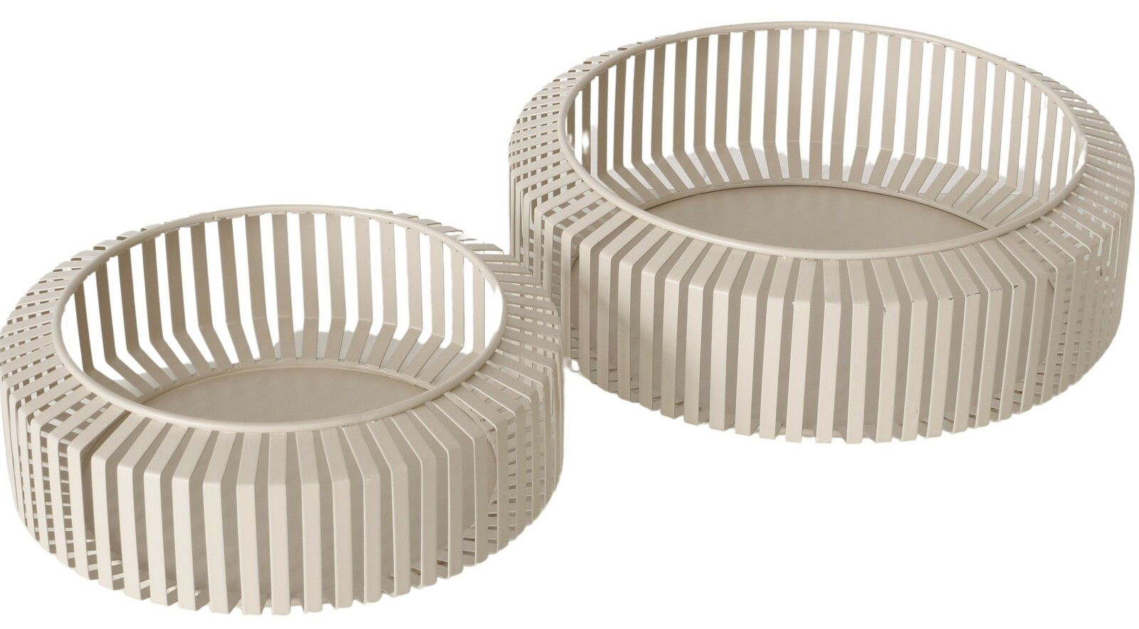 Boltze Metallschale 2-tlg. Ø24/30cm VIKI Zwei runde, beige Schalen aus Metall mit einem modernen, offenen Design. Die Schalen sind ineinander gestapelt und aus einer leicht erhöhten Perspektive fotografiert.