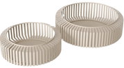 Zwei runde, beige Schalen aus Metall mit einem modernen, offenen Design. Die Schalen sind ineinander gestapelt und aus einer leicht erhöhten Perspektive fotografiert.