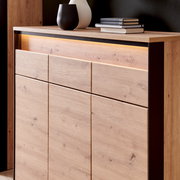 Nahaufnahme eines XL-Schuhschranks aus Holz mit moderner LED-Beleuchtung, dekoriert mit Vasen und Büchern auf der Oberseite, seitliche Perspektive.