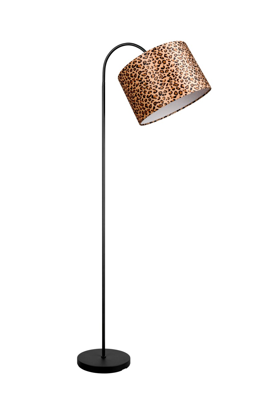 Stehleuchte mit schwarzem Ständer und einem Lampenschirm im Leopardenmuster, seitliche Perspektive