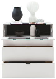 Frontale Ansicht eines modernen Highboards mit geöffneten Schubladen und dekorativen Vasen und Büchern auf der Oberseite.