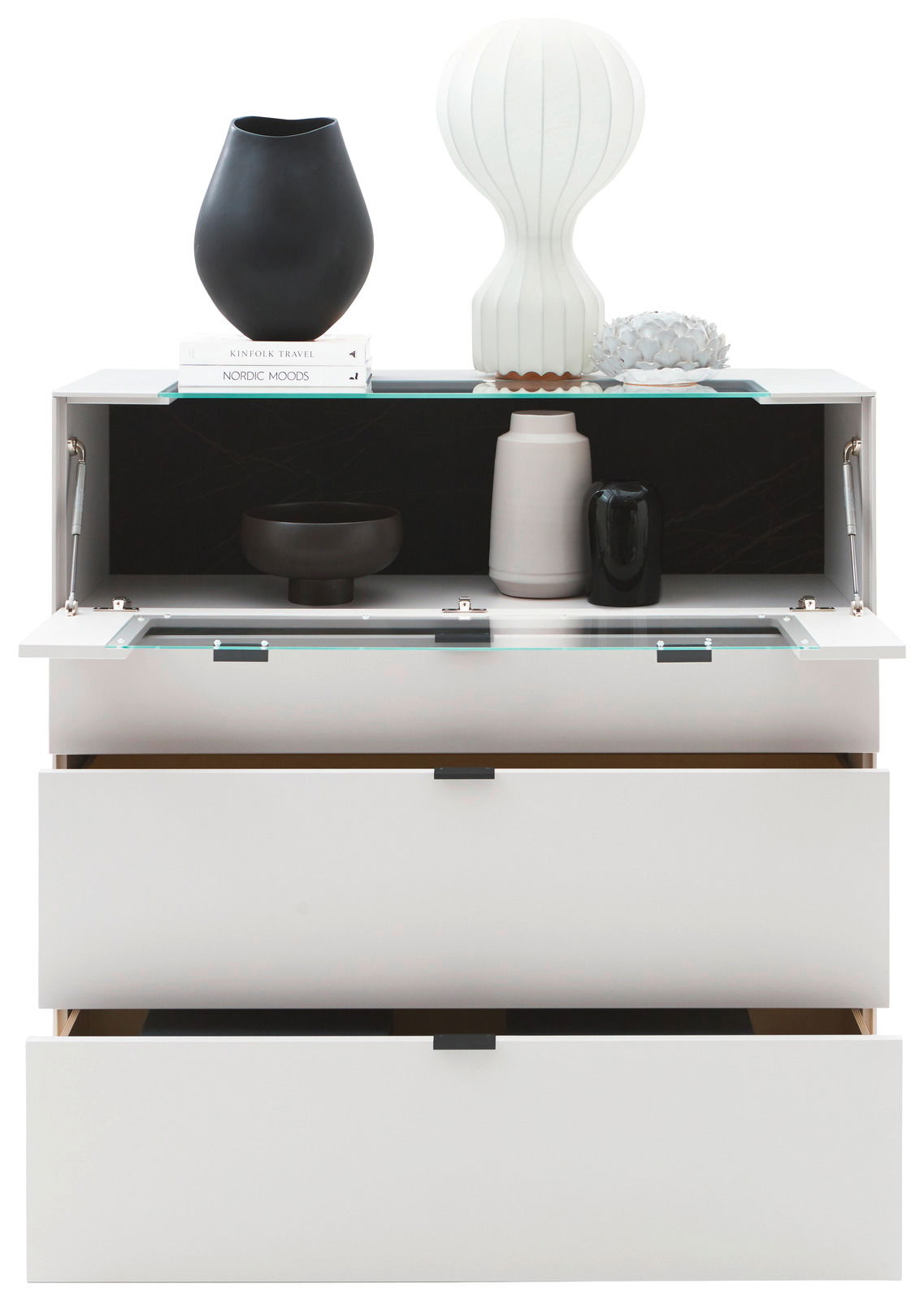 Frontale Ansicht eines modernen Highboards mit geöffneten Schubladen und dekorativen Vasen und Büchern auf der Oberseite.