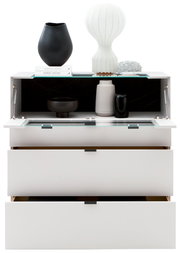 Frontale Ansicht eines modernen Highboards mit geöffneten Schubladen und dekorativen Vasen und Büchern auf der Oberseite.