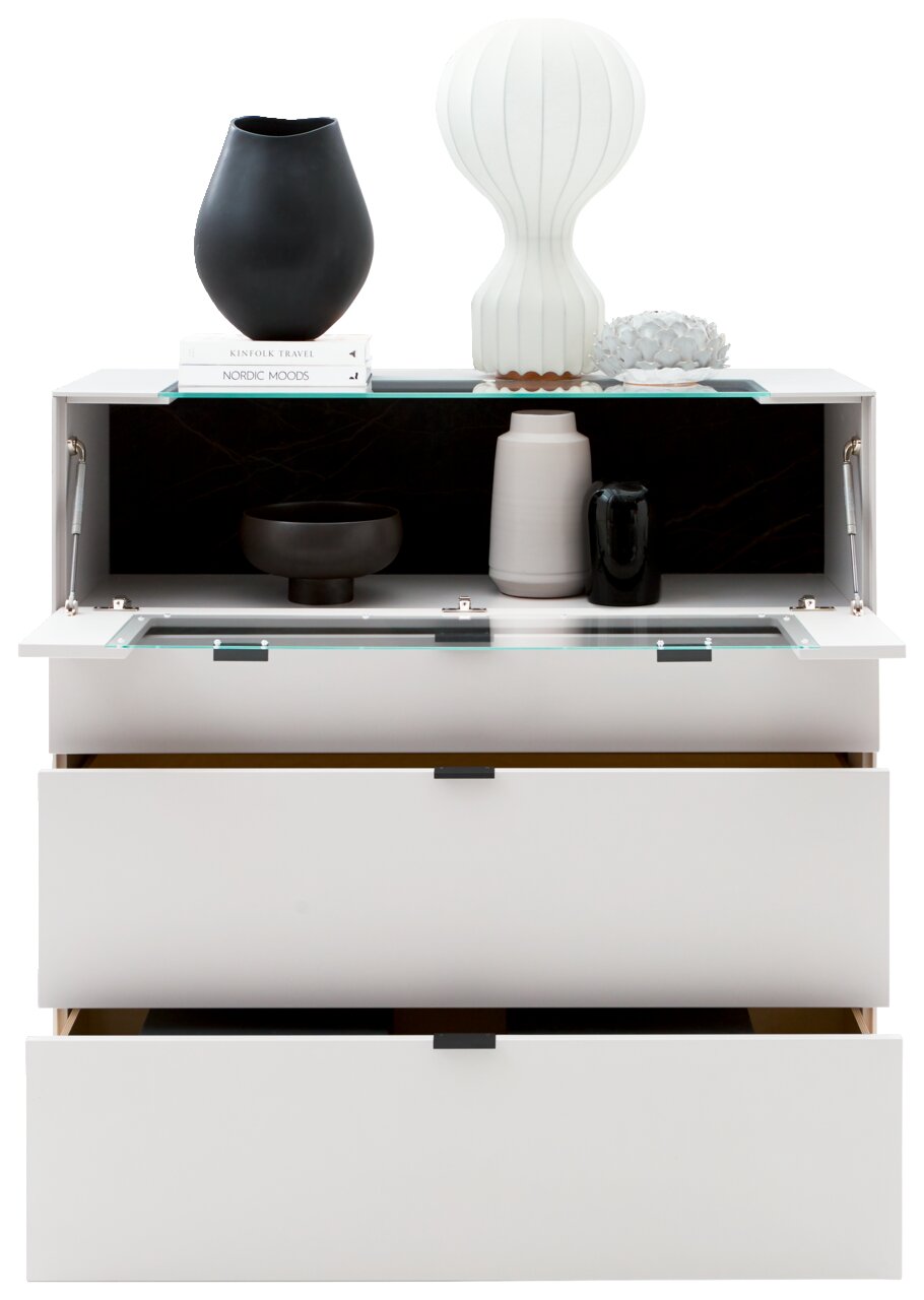 Frontale Ansicht eines modernen Highboards mit geöffneten Schubladen und dekorativen Vasen und Büchern auf der Oberseite.