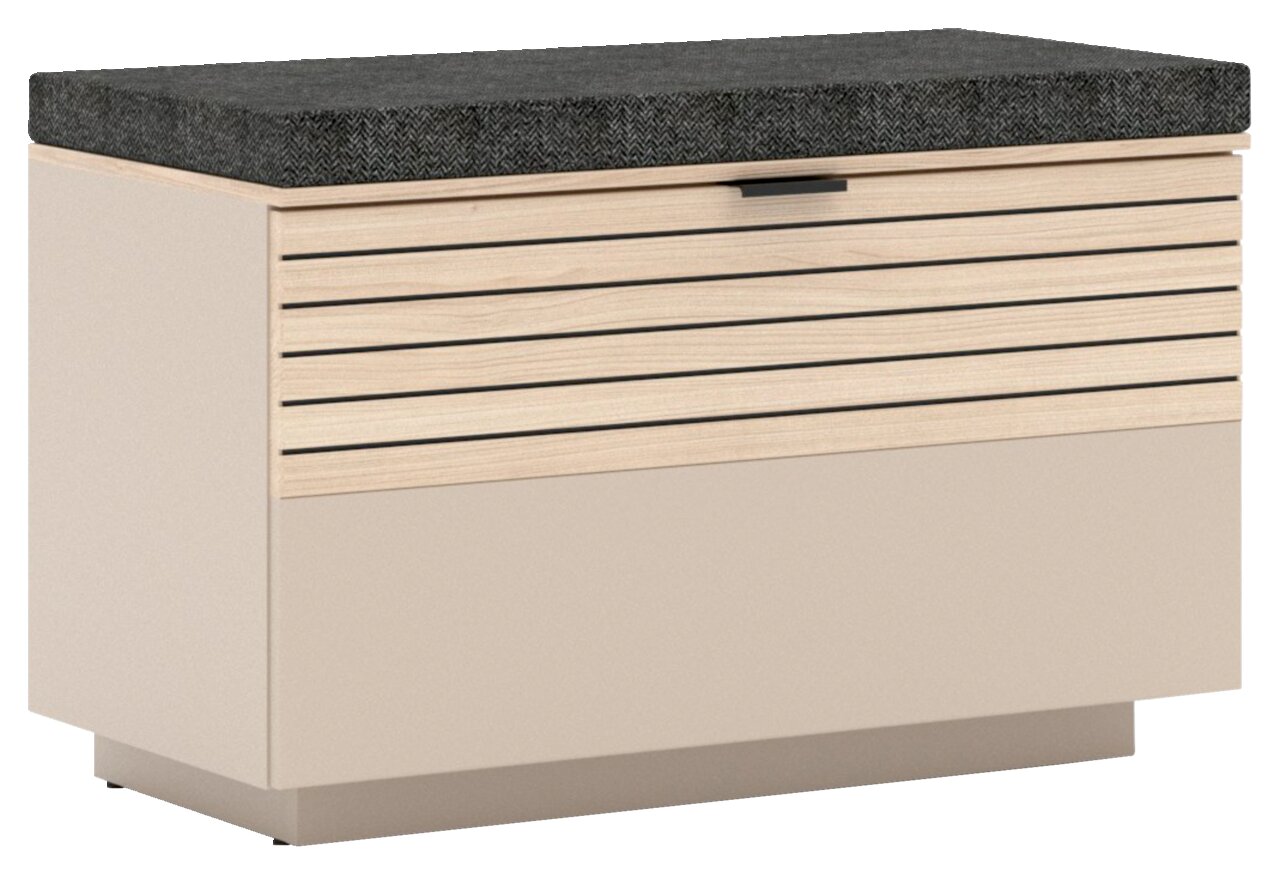 Bank mit gepolstertem Sitz in Vorderansicht, helle Holzoptik mit horizontalen Linien.