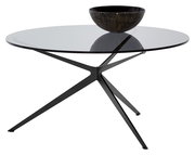 Moderner Couchtisch mit runder Glasplatte und schwarzem Metallgestell, seitliche Perspektive