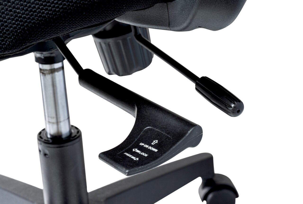 Nahaufnahme eines Drehstuhls mit Fokus auf die Höhenverstellung und Arretierung, seitliche Perspektive