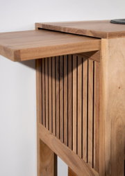 Nahaufnahme eines Servierwagens aus Holz mit klappbarer Ablage, seitliche Perspektive.