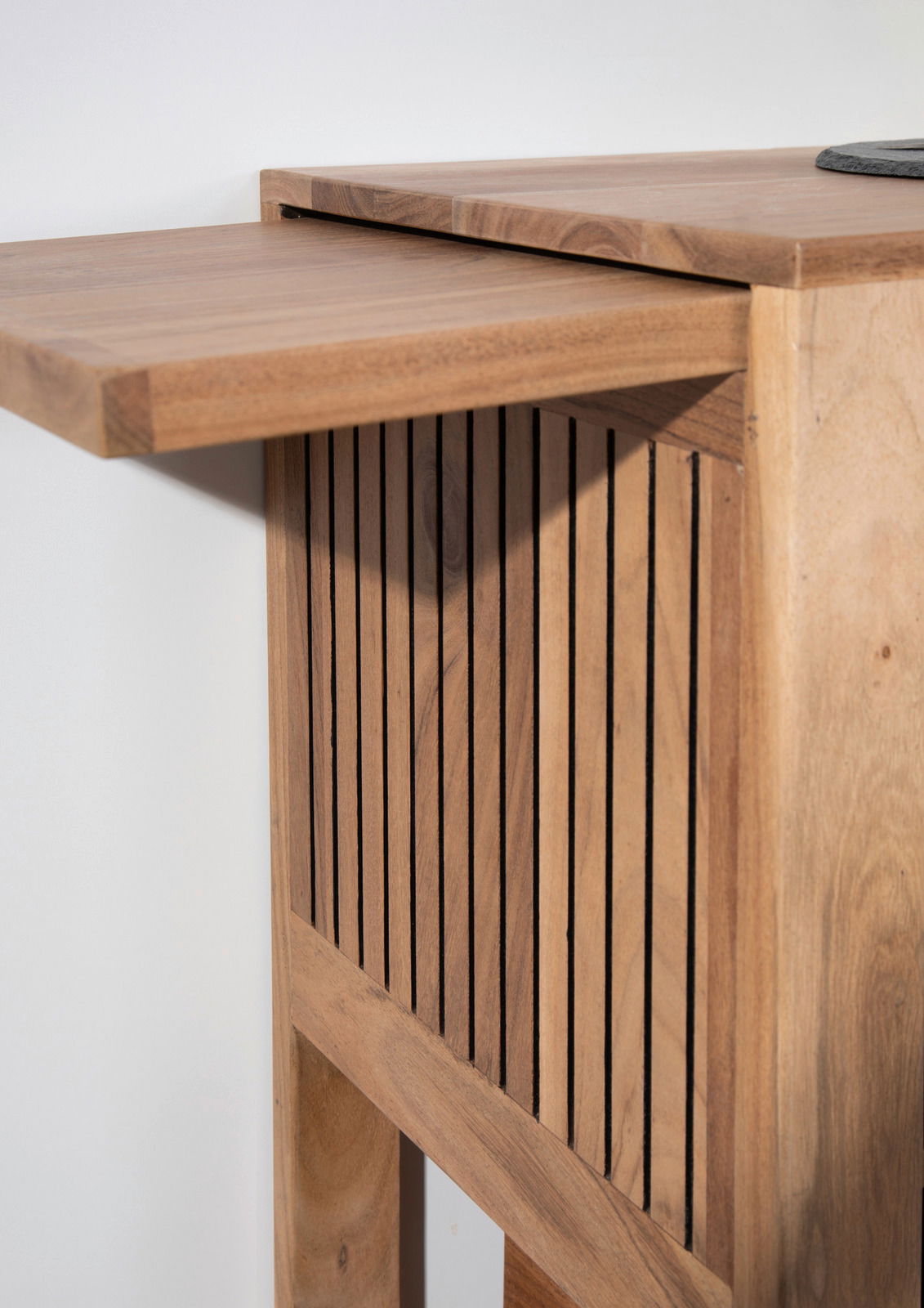 Nahaufnahme eines Servierwagens aus Holz mit klappbarer Ablage, seitliche Perspektive.