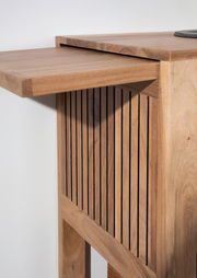 Nahaufnahme eines Servierwagens aus Holz mit klappbarer Ablage, seitliche Perspektive.