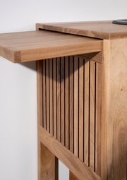 Nahaufnahme eines Servierwagens aus Holz mit klappbarer Ablage, seitliche Perspektive.