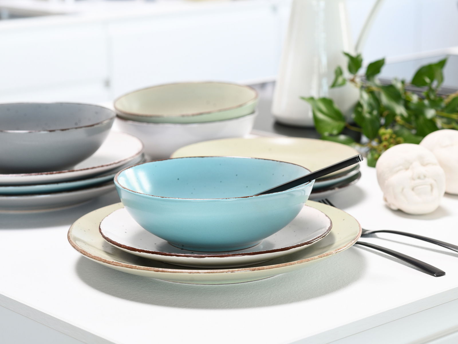 Kombiservice 16-tlg. Fashion in verschiedenen Pastellfarben, seitliche Perspektive auf einem gedeckten Tisch.