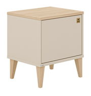 Nachtkonsole aus hellem Holz mit beiger Front, schräg von vorne fotografiert