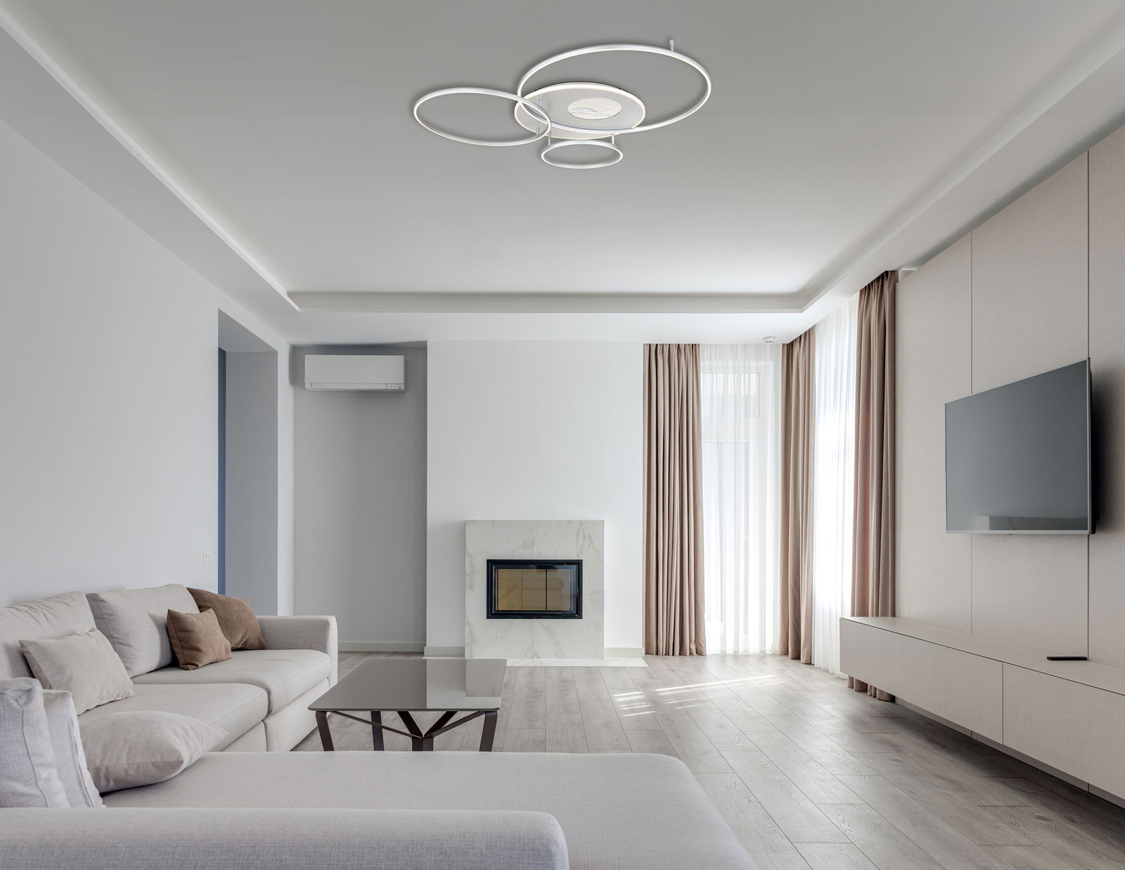 Moderne Deckenleuchte INVERTINA in einem stilvollen Wohnzimmer, von unten betrachtet.