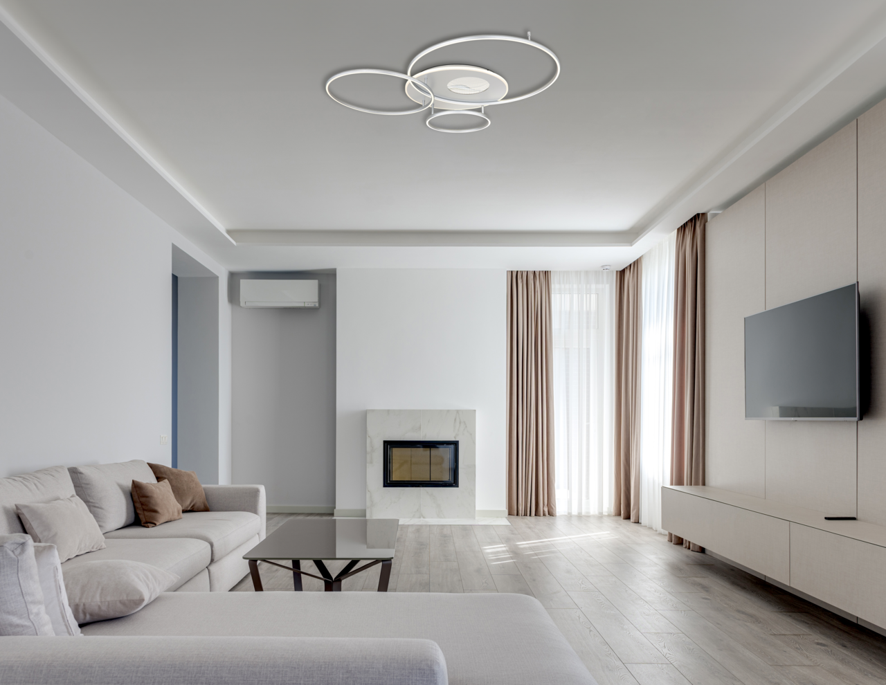 Moderne Deckenleuchte INVERTINA in einem stilvollen Wohnzimmer, von unten betrachtet.