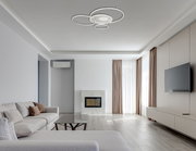 Moderne Deckenleuchte INVERTINA in einem stilvollen Wohnzimmer, von unten betrachtet.